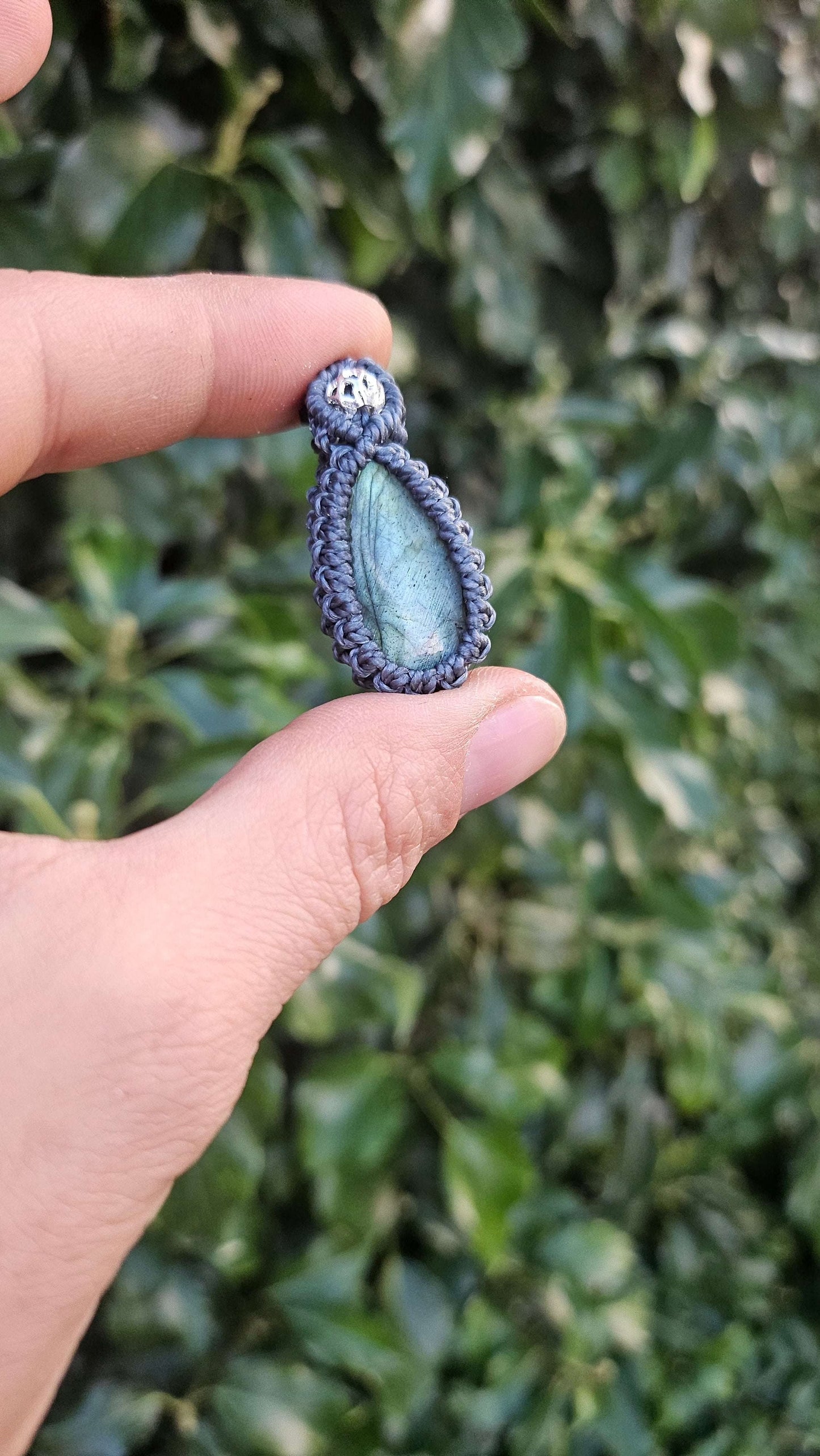 Pendentif en Micro-Macramé avec Labradorite - Protection et Transformation