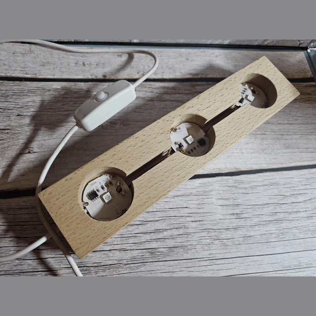 Socle LED en bois 3 emplacements - Kumari Legacy